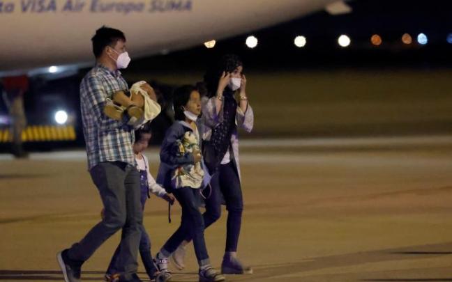 Imagen de archivo de varias personas llegando a Madrid desde Kabul