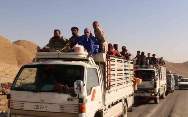 Miles de personas abandonan sus hogares en Afganistán para huir de los talibanes Miles de personas abandonan sus hogares en Afganistán para huir de los talibanes