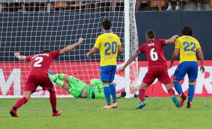 Los jugadores del Osasuna celebran su primer gol ante el Cádiz, conseguido por Kike García