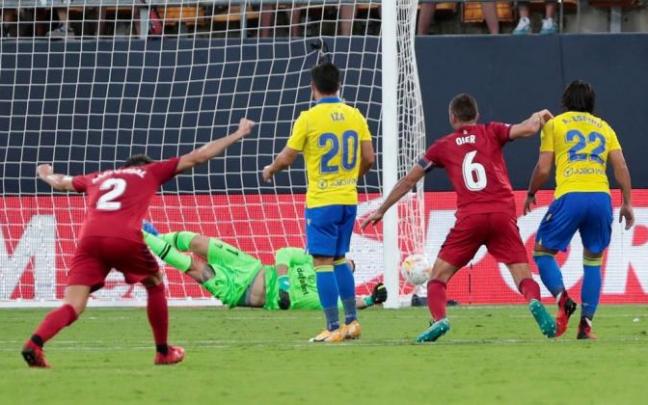Los jugadores del Osasuna celebran su primer gol ante el Cádiz, conseguido por Kike García