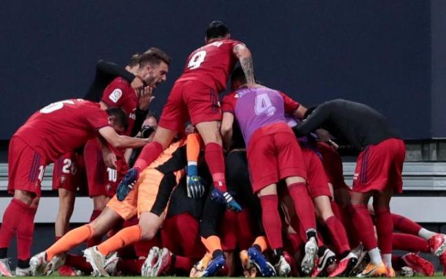 Los jugadores de Osasuna celebran el tercer gol