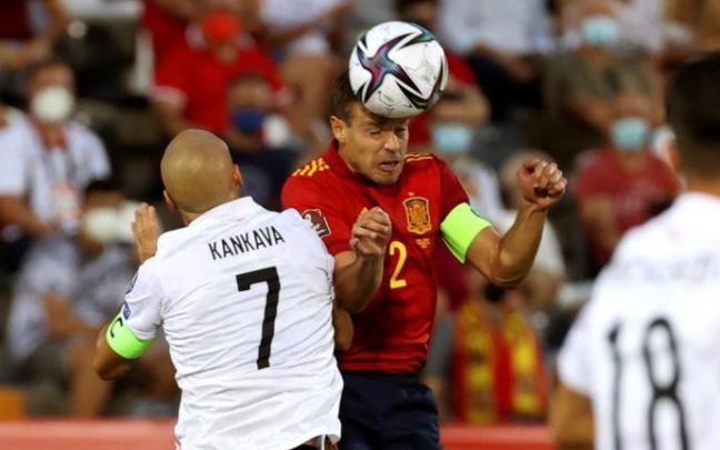 Azpilicueta despeja un balón en el partido ante Georgia