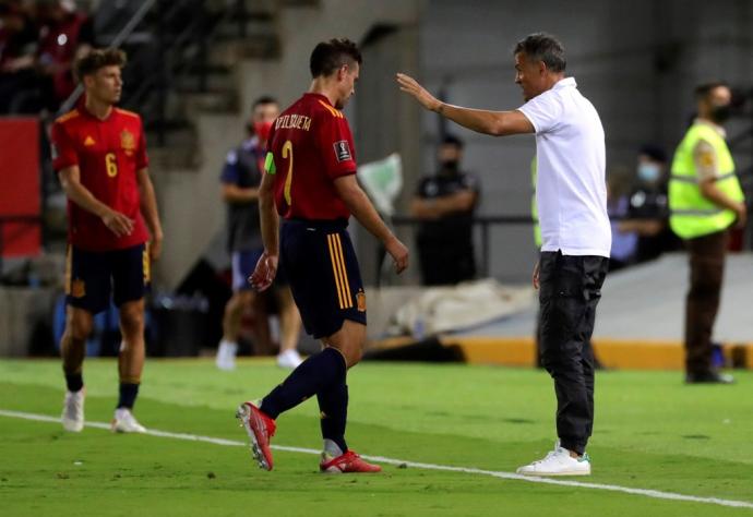 Azpilicueta recibe instrucciones de Luis Enrique en el partido ante Georgia.