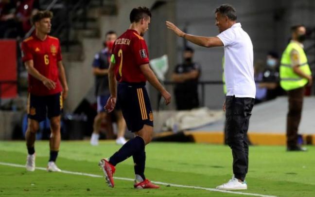 Azpilicueta recibe instrucciones de Luis Enrique en el partido ante Georgia. Azpilicueta recibe instrucciones de Luis Enrique en el partido ante Georgia.