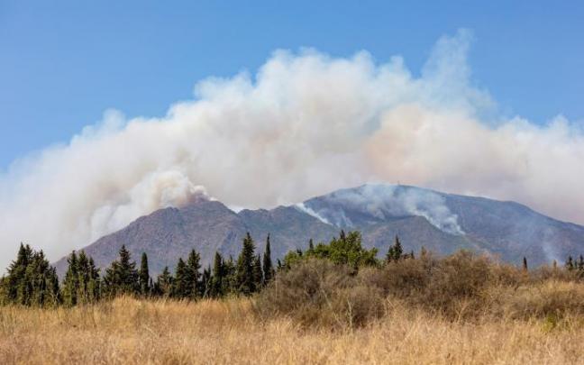 Columna de humo del incendio de Sierra Bermeja Columna de humo del incendio de Sierra Bermeja