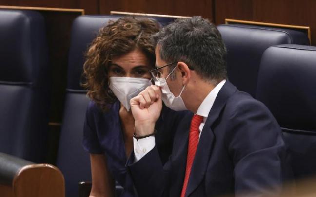 El ministro de Presidencia, Félix Bolaños (d) conversa con la ministra de Hacienda, María Jesús Montero, durante el pleno que se celebra esta tarde en el Congreso. El ministro de Presidencia, Félix Bolaños (d) conversa con la ministra de Hacienda, María Jesús Montero, durante el pleno que se celebra esta tarde en el Congreso.