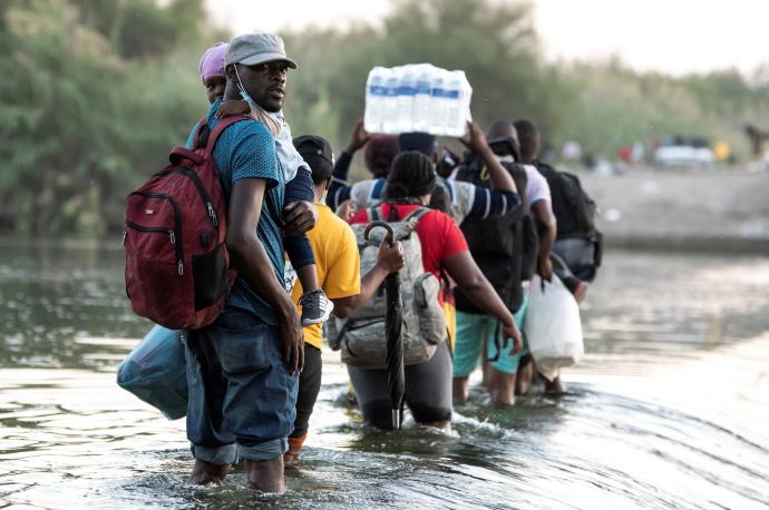 Migrantes procedentes de Haití cruzan el Río Bravo (México).