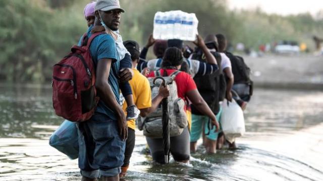Migrantes procedentes de Haití cruzan el Río Bravo (México). Migrantes procedentes de Haití cruzan el Río Bravo (México).