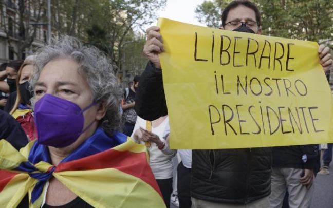 Carteles a favor de Carles Puigdemont Carteles a favor de Carles Puigdemont
