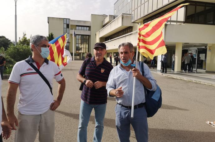Protestas frente a la corte de Sassari en Cerdeña donde prestará declaración Puigdemont