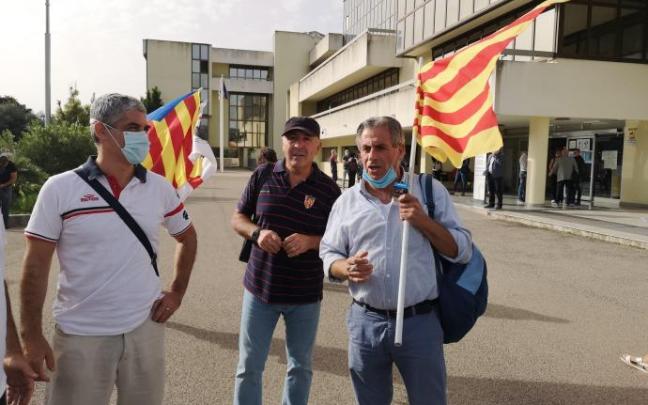 Protestas frente a la corte de Sassari en Cerdeña donde prestará declaración Puigdemont Protestas frente a la corte de Sassari en Cerdeña donde prestará declaración Puigdemont