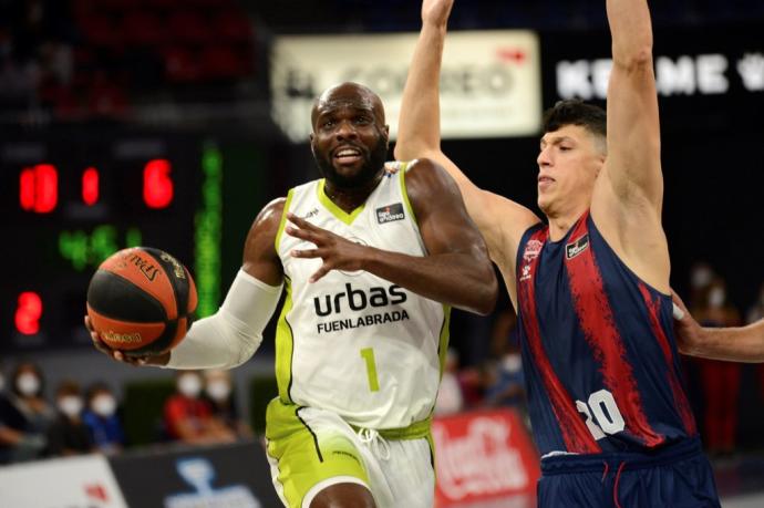 El base nigeriano del Urbas Fuenlabrada Obi Emegano (i) intenta superar al alero italiano del Baskonia, Simone Fontecchio durante el partido de Liga Endesa que se disputa este viernes en el Fernando Buesa Arena.