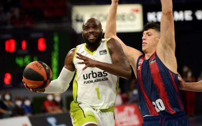El base nigeriano del Urbas Fuenlabrada Obi Emegano (i) intenta superar al alero italiano del Baskonia, Simone Fontecchio durante el partido de Liga Endesa que se disputa este viernes en el Fernando Buesa Arena.