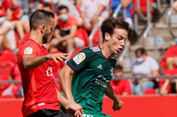 Iñigo lucha por un balón