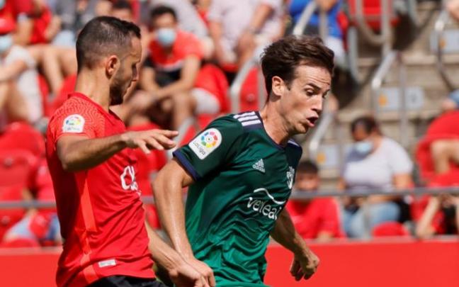 Iñigo lucha por un balón