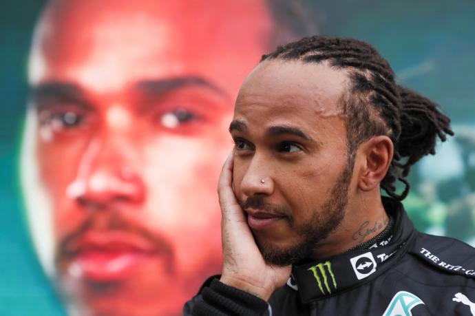 Hamilton triunfa en la tormenta de Sochi y Sainz se sube al podio