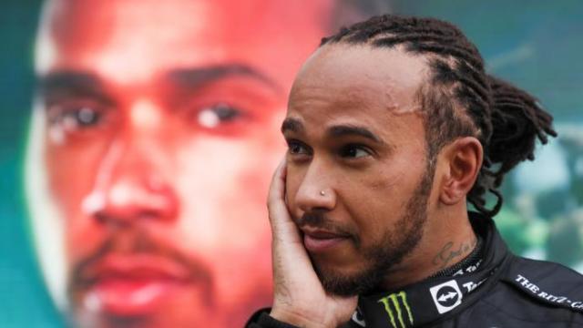 Hamilton triunfa en la tormenta de Sochi y Sainz se sube al podio Hamilton triunfa en la tormenta de Sochi y Sainz se sube al podio
