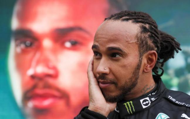 Hamilton triunfa en la tormenta de Sochi y Sainz se sube al podio Hamilton triunfa en la tormenta de Sochi y Sainz se sube al podio