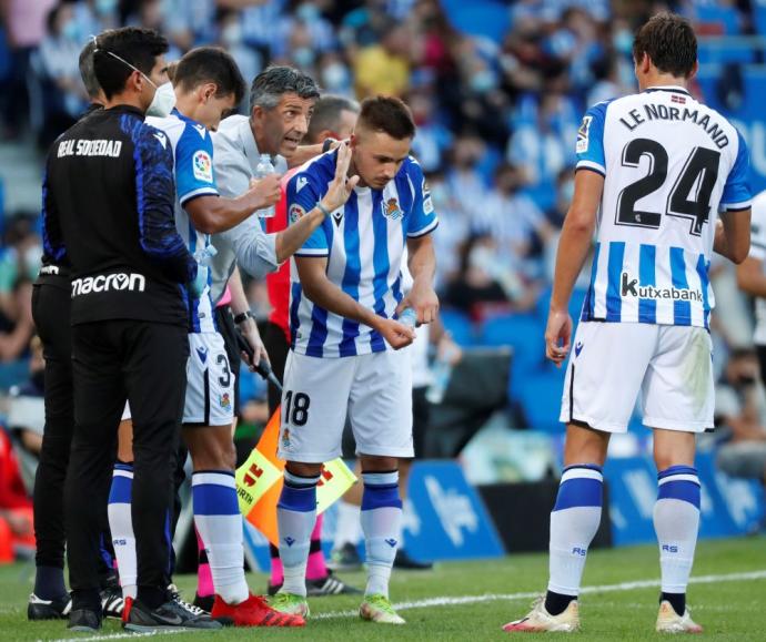 Imanol Alguacil da indicaciones en el partido contra el Elche.