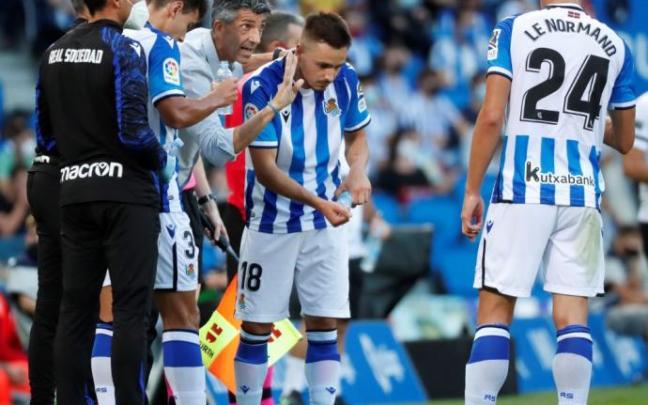 Imanol Alguacil da indicaciones en el partido contra el Elche.