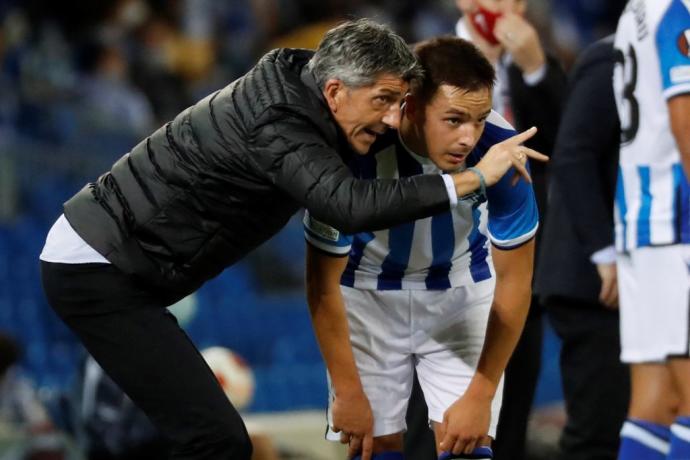 Imanol da instrucciones a Gorosabel en el encuentro ante el Mónaco.