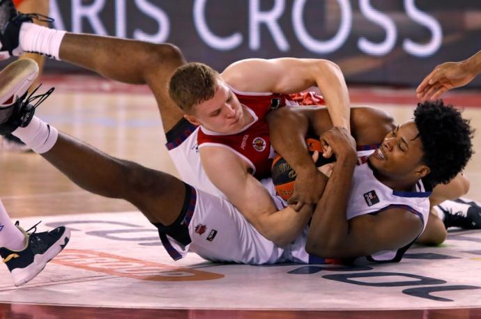 El jugador del Baxi Manresa Steven Enoch (i) pelea un balón con Elias Valtonen, del Baskonia Basket, durante el partido de la Liga ACB de baloncesto disputado este domingo en Manresa.