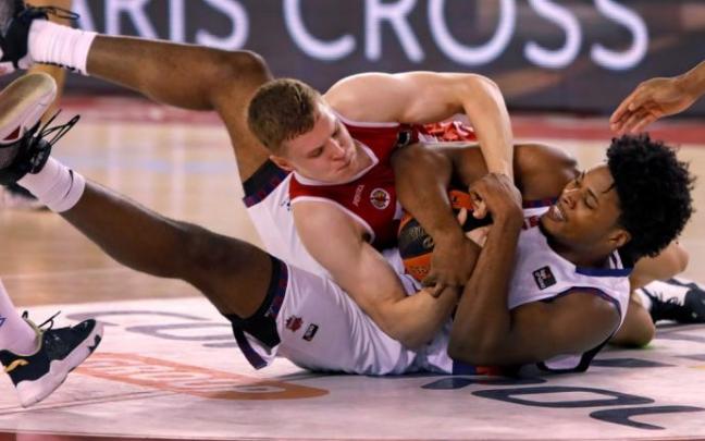 El jugador del Baxi Manresa Steven Enoch (i) pelea un balón con Elias Valtonen, del Baskonia Basket, durante el partido de la Liga ACB de baloncesto disputado este domingo en Manresa.