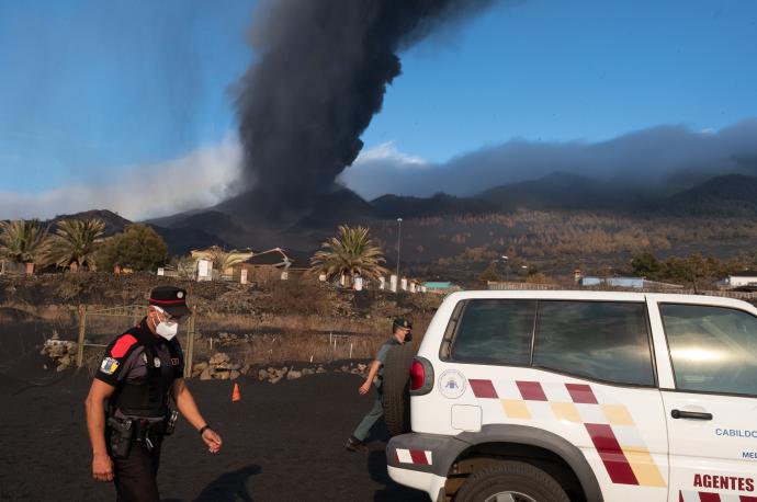 Agentes de Policía patrullan este lunes por el barrio de Las Manchas, en La Palma, dentro de la zona evacuada por su proximidad al volcán