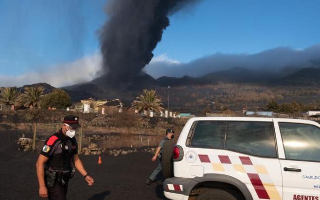 Agentes de Policía patrullan este lunes por el barrio de Las Manchas, en La Palma, dentro de la zona evacuada por su proximidad al volcán Agentes de Policía patrullan este lunes por el barrio de Las Manchas, en La Palma, dentro de la zona evacuada por su proximidad al volcán