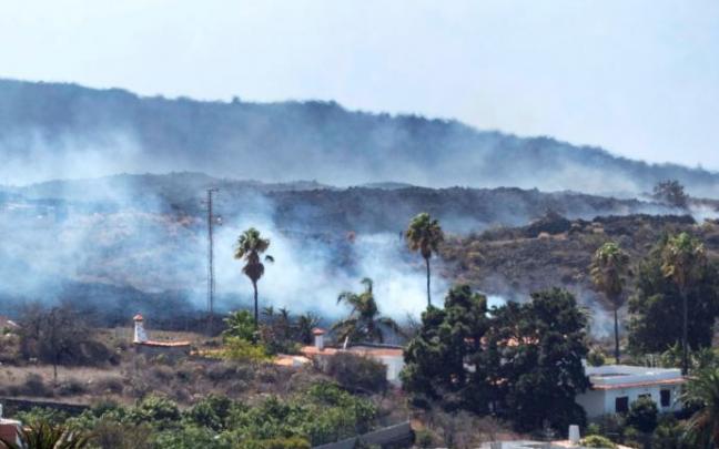 Vista general de la colada de lava, este domingo a su paso por Los Llanos de Aridane Vista general de la colada de lava, este domingo a su paso por Los Llanos de Aridane