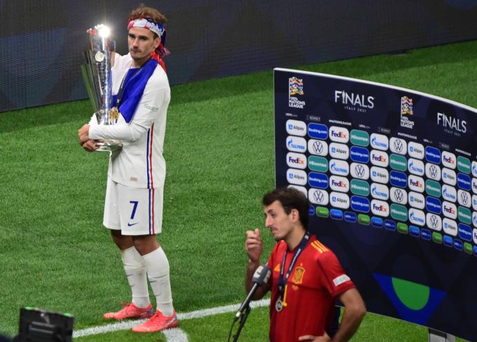 Griezmann, con la Copa, espera a que Oyarzabal termine de atender a la televisión tras la final de la Nations League.