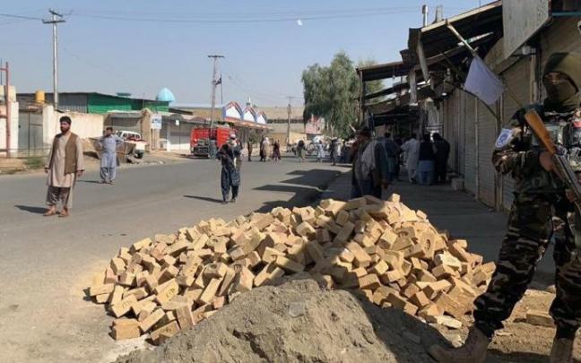 Fuerzas especiales del Emirato Islámico perimetran la zona donde se ha producido el atentado. Fuerzas especiales del Emirato Islámico perimetran la zona donde se ha producido el atentado.