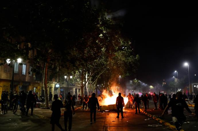 Dos muertos y 450 detenidos en las protestas por el aniversario del estallido social en Chile