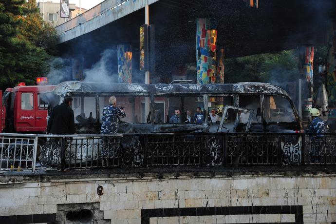 Al menos 13 muertos en un atentado contra un autobús militar en Damasco.