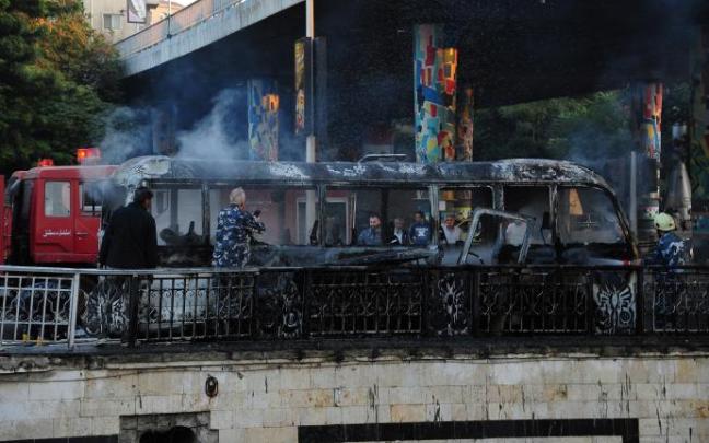 Al menos 13 muertos en un atentado contra un autobús militar en Damasco. Al menos 13 muertos en un atentado contra un autobús militar en Damasco.