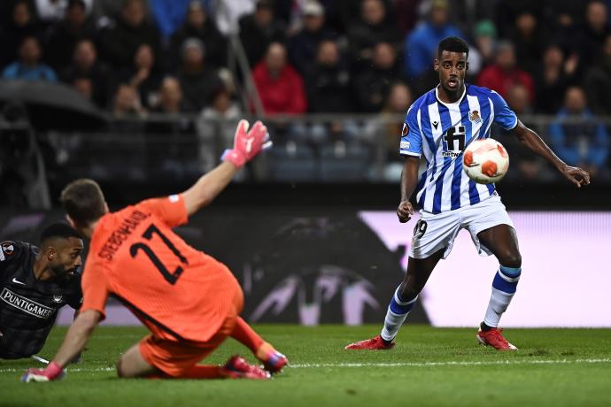 Alexander Isak, durante una ocasión en el partido de Graz.