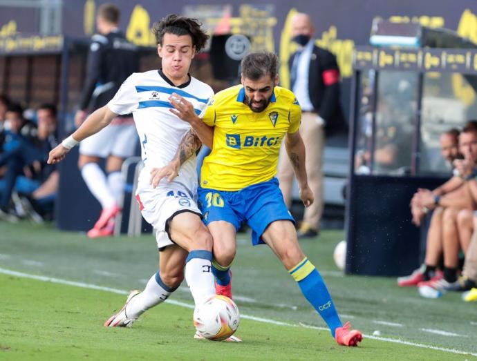 Pellistri pelea por un balón con Perea en el partido de este sábado.