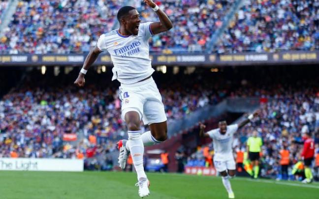 El defensa austriaco del Real Madrid David Alaba celebra su gol ante el FC Barcelona. El defensa austriaco del Real Madrid David Alaba celebra su gol ante el FC Barcelona.