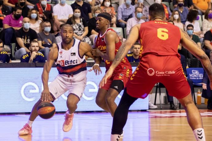 El base italiano de Bitci Baskonia Jayson Granger (i) juega un balón ante Thad McFadden (c), del UCAM Murcia, durante el partido de la séptima jornada de la Liga Endesa que están disputando este domingo en el Palacio de Los Deportes de Murcia.