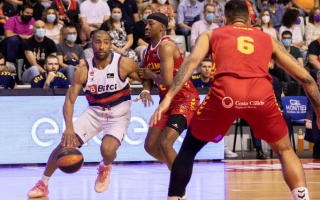El base italiano de Bitci Baskonia Jayson Granger (i) juega un balón ante Thad McFadden (c), del UCAM Murcia, durante el partido de la séptima jornada de la Liga Endesa que están disputando este domingo en el Palacio de Los Deportes de Murcia.