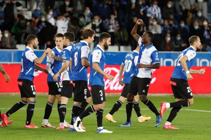 Loum, a la derecha, celebra junto a sus compañeros el gol que dio la victoria al Alavés