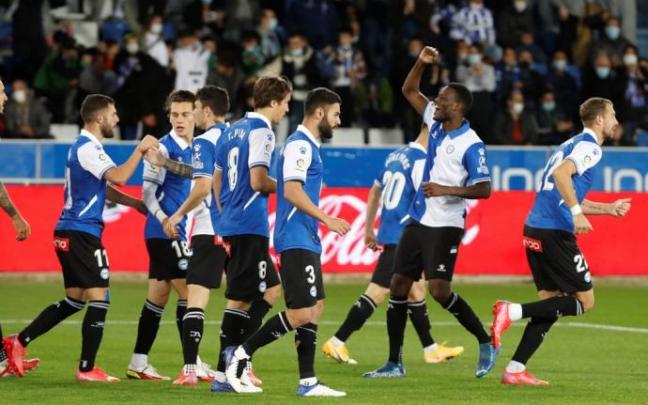 Loum, a la derecha, celebra junto a sus compañeros el gol que dio la victoria al Alavés