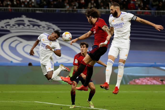 Juan Cruz y Manu defienden el área ante Rodrygo y Benzema