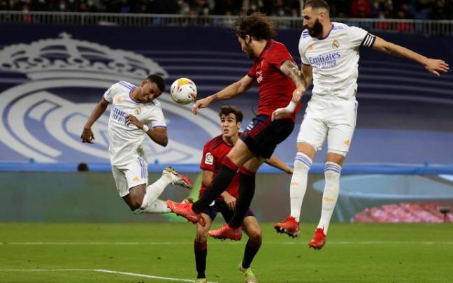 Juan Cruz y Manu defienden el área ante Rodrygo y Benzema