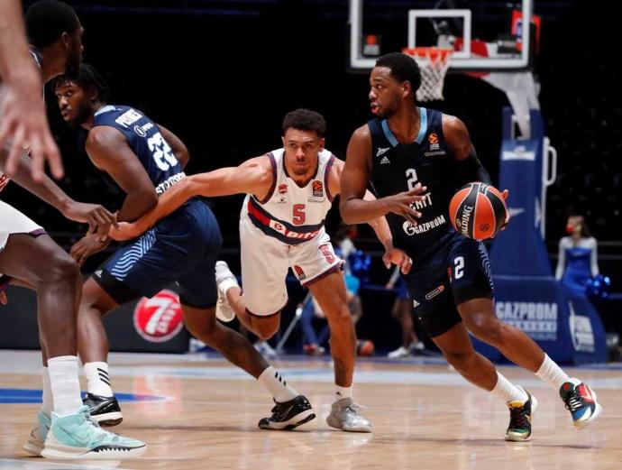 Wade Baldwin IV persigue en defensa a Jordan Loyd