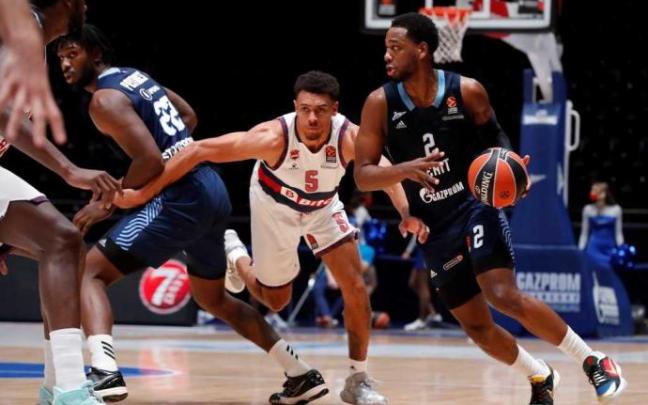 Wade Baldwin IV persigue en defensa a Jordan Loyd