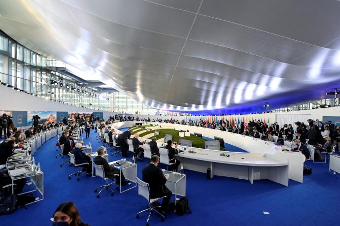 La sala de la sesión plenaria dentro del centro de reuniones La Nuvola en la Cumbre del G20 en Roma.