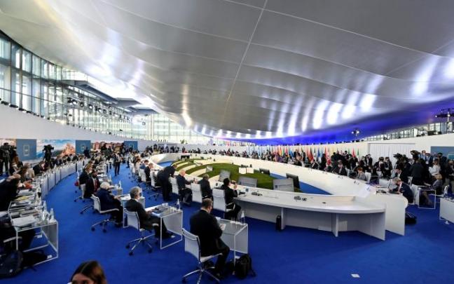 La sala de la sesión plenaria dentro del centro de reuniones La Nuvola en la Cumbre del G20 en Roma. La sala de la sesión plenaria dentro del centro de reuniones La Nuvola en la Cumbre del G20 en Roma.