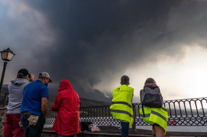 Unas 10.000 personas se han desplazado este fin de semana a La Palma para ver el volcán de Cumbre Vieja