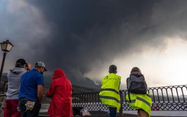 Unas 10.000 personas se han desplazado este fin de semana a La Palma para ver el volcán de Cumbre Vieja Unas 10.000 personas se han desplazado este fin de semana a La Palma para ver el volcán de Cumbre Vieja
